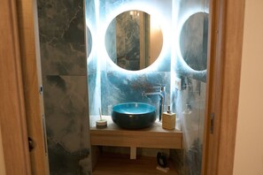 Shower, hair dryer, bidet, towels - Vrbo Property (Napoli)