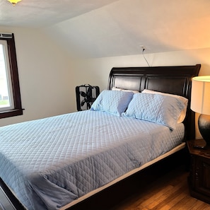 Bed sheets - Centrally located 3-bedroom house near beach, boardwalk, brewery, bars, and park (Algoma)