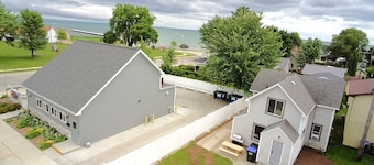 Centrally located 3-bedroom house near beach, boardwalk, brewery, bars, and park