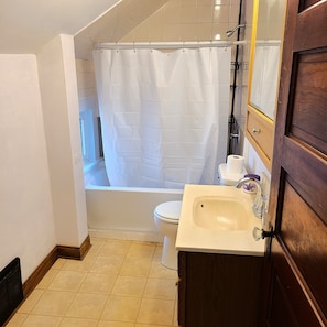 Hair dryer, towels, soap, shampoo - Centrally located 3-bedroom house near beach, boardwalk, brewery, bars, and park (Algoma)