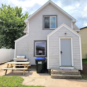 Exterior - Centrally located 3-bedroom house near beach, boardwalk, brewery, bars, and park (Algoma)