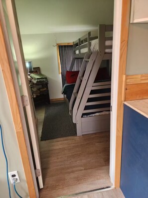2 bedrooms, WiFi, bed sheets - Spring!- Summer Fun- 7+ppl Cabin on Lake Superior! (Goulais River)