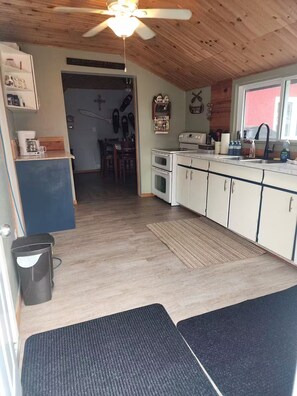 Private kitchen - Spring!- Summer Fun- 7+ppl Cabin on Lake Superior! (Goulais River)
