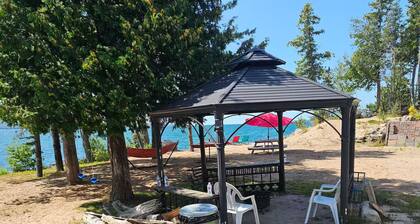 Mini Cabin Tiny& Cozy, on the lake Floaties& more!