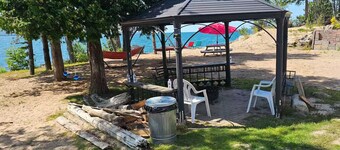 Mini Cabin Tiny& Cozy, on the lake Floaties& more!