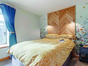 3 bedrooms, free WiFi - Cottage Sleeps 6 With Hot Tub and Bbq Hut (Lanark)