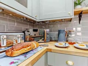 Dining - Cottage Sleeps 6 With Hot Tub and Bbq Hut (Lanark)