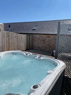 Outdoor spa tub - Cottage Sleeps 6 With Hot Tub and Bbq Hut (Lanark)
