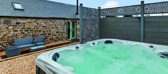 Cottage Sleeps 6 With Hot Tub and Bbq Hut