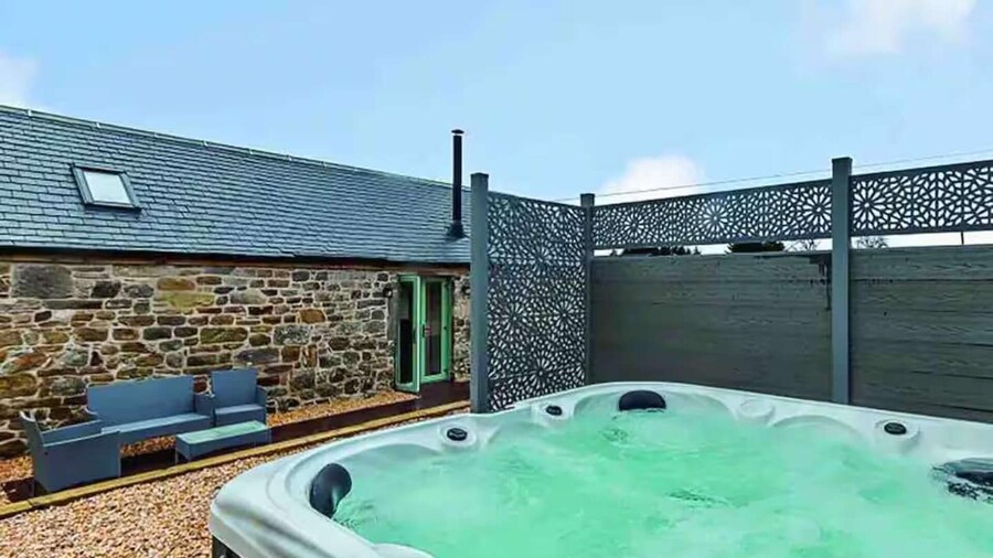 Cottage Sleeps 6 With Hot Tub and Bbq Hut