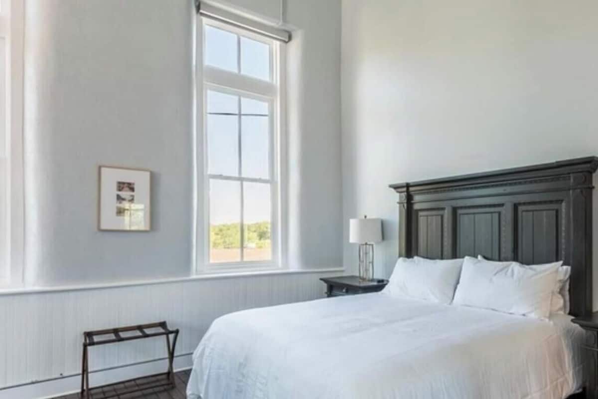 Suite, 1 cama King size, balcón | Tabla de planchar con plancha y wifi gratis