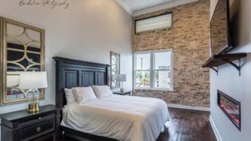 Suite, 1 King Bed | Iron/ironing board, WiFi (free)