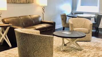 Executive Suite, Multiple Beds | Living area