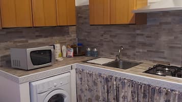 Frigorífico, microondas, horno y placa de cocina