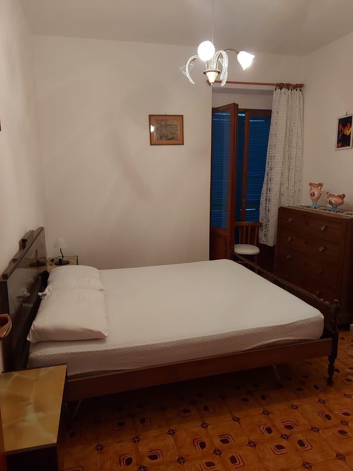 Tabla de planchar con plancha y ropa de cama