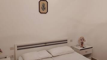2 bedrooms, iron/ironing board, bed sheets