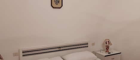 2 bedrooms, iron/ironing board, bed sheets