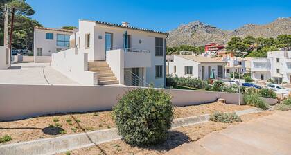 Beachside Home With Shared Pool, Cala Molins