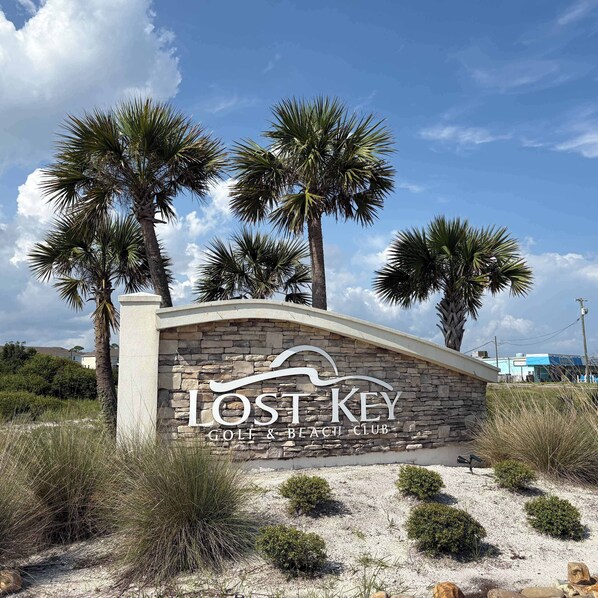 A stone wall with the text 'Lost Key Golf & Beach Club' indicating the name of the establishment. - Lost Key Retreat Golf and Beach Escape (Pensacola)