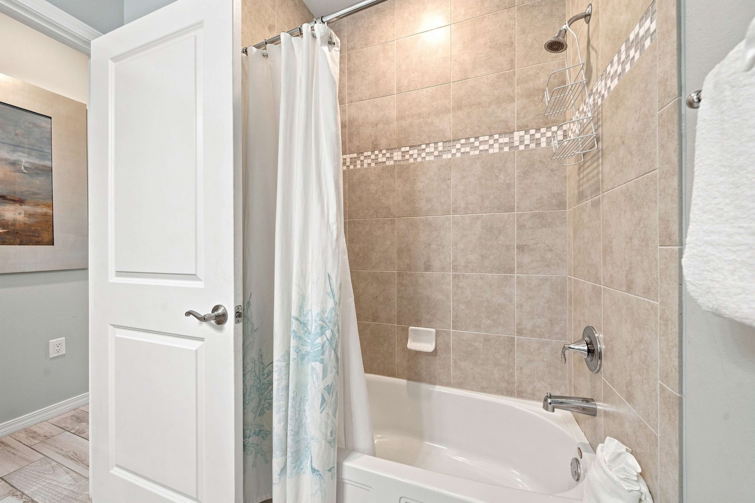 Un baño con bañera, cortina de ducha y zona de ducha con azulejos.