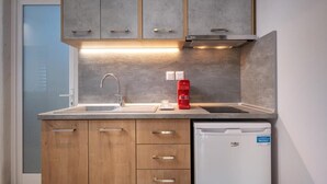 Una cocina moderna con armarios de madera, lavavajillas integrado y una cafetera.