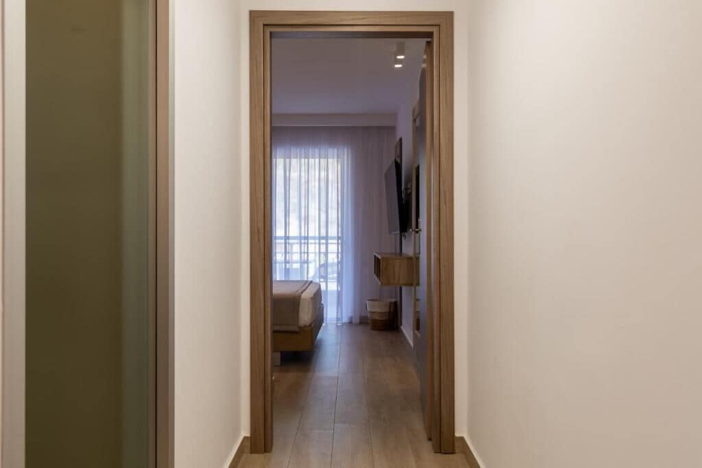 Suite familiar, balcón, vistas parciales al mar | Sábanas de algodón egipcio y ropa de cama de alta calidad