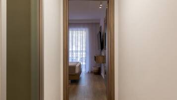 Suite familiar, balcón, vistas parciales al mar | Sábanas de algodón egipcio y ropa de cama de alta calidad