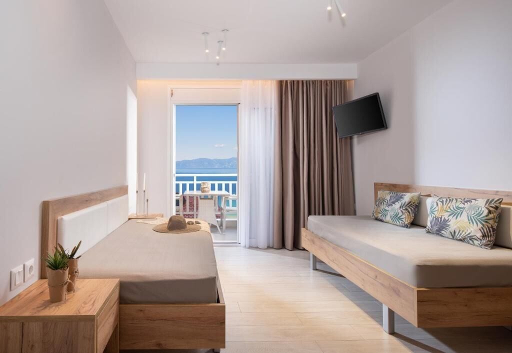 Suite de lujo, balcón, vistas parciales al mar | Interior