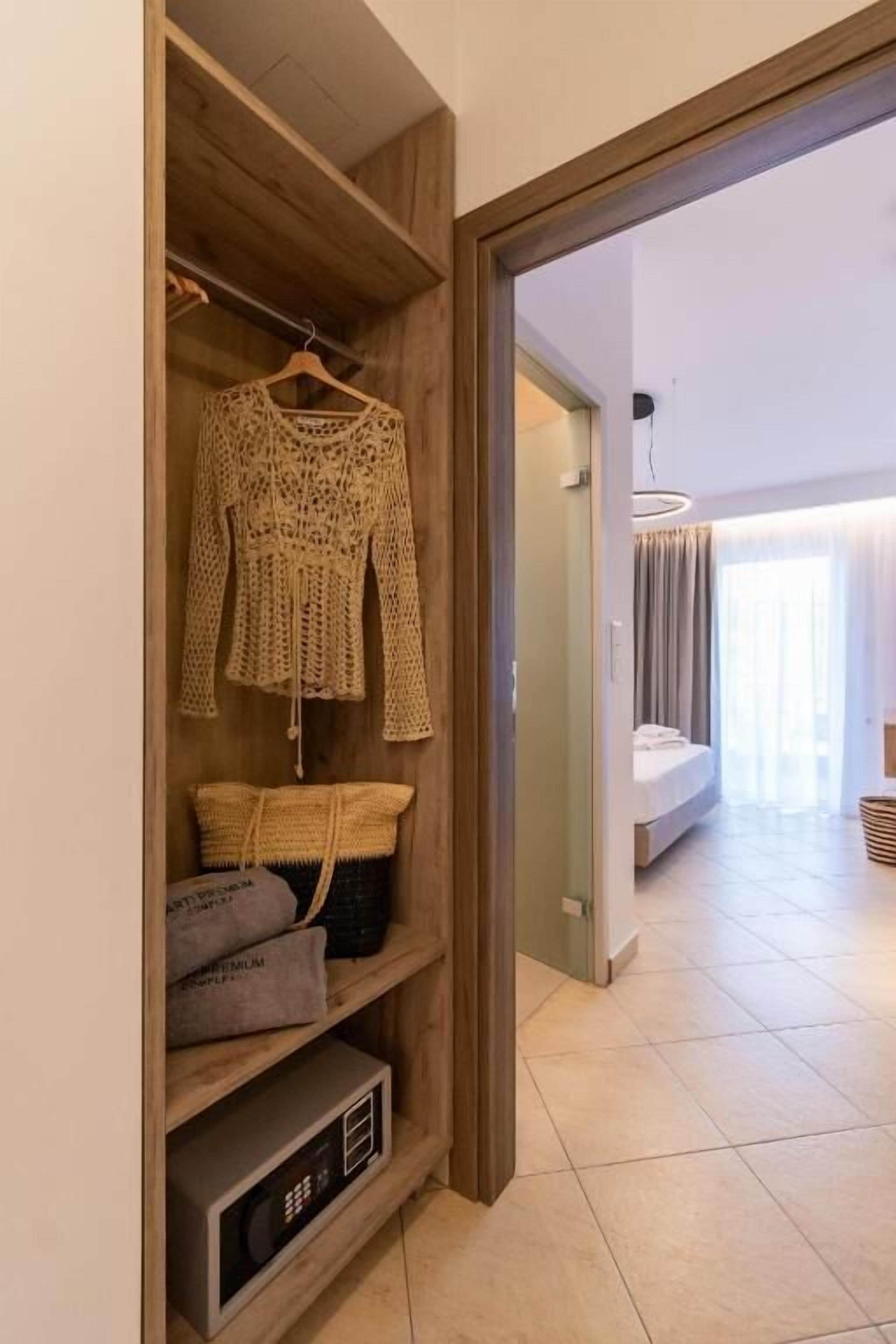 Suite familiar, balcón, vistas parciales al mar | Interior
