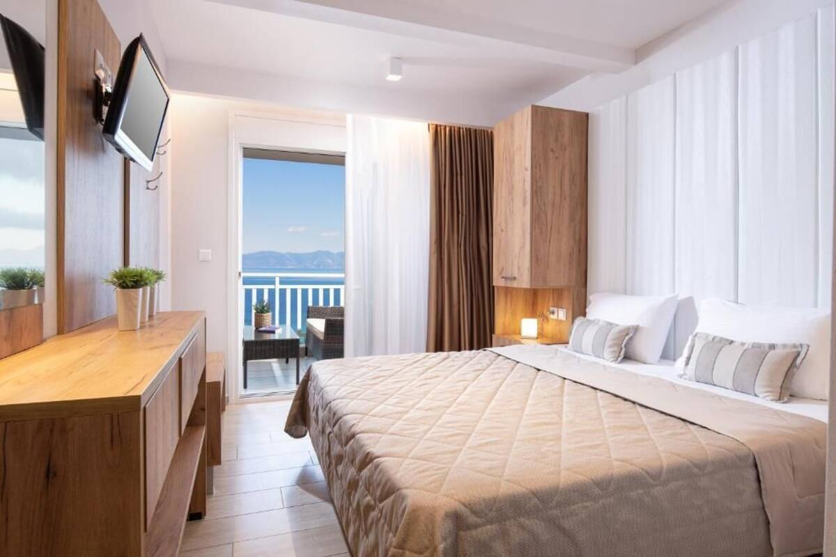 Luxury Suite, Balcony, Partial Sea View