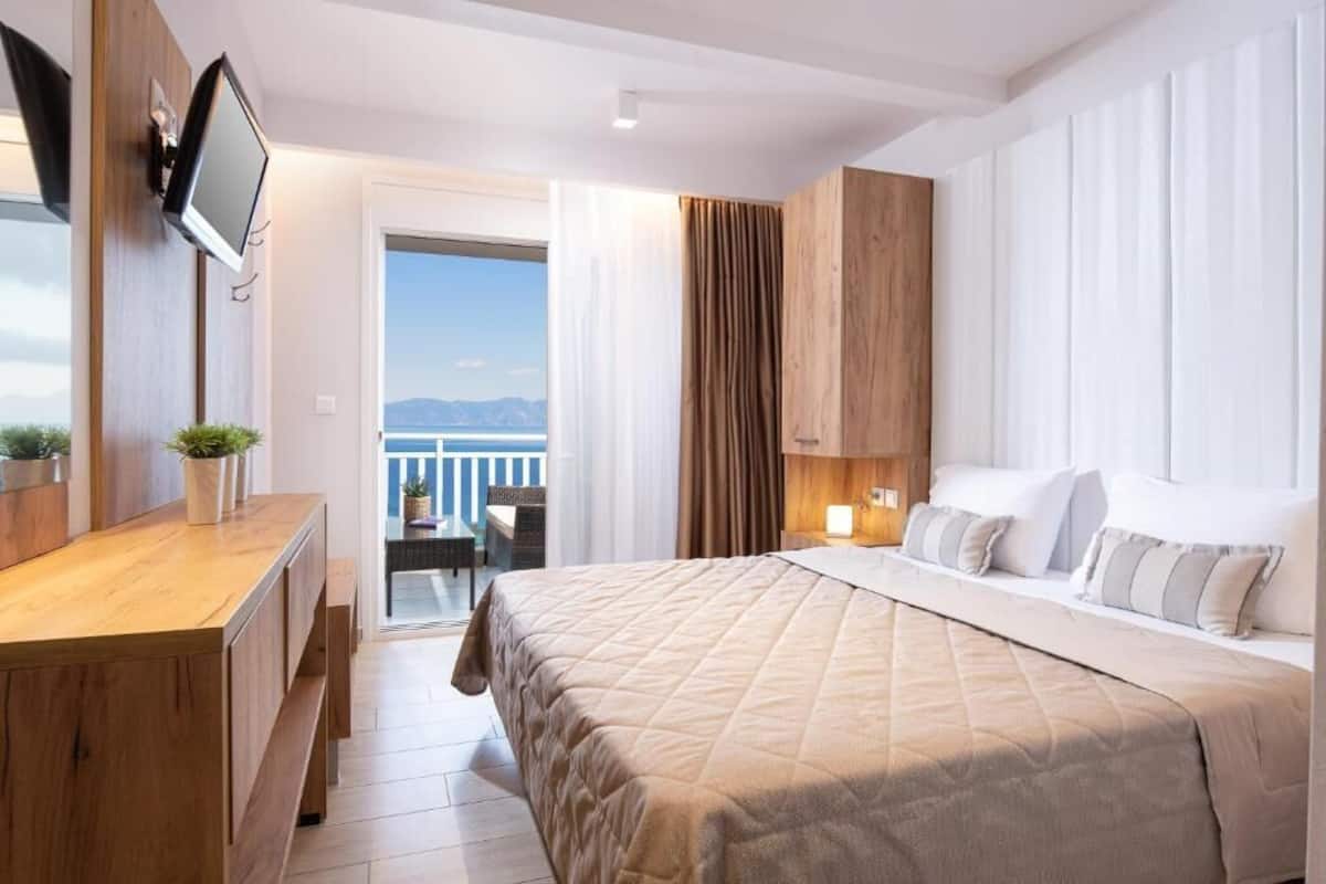 Suite Luxe, balcon, vue partielle sur la mer | Draps en coton égyptien, literie de qualité supérieure