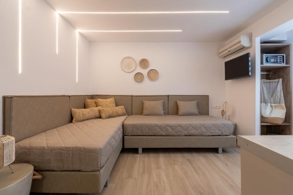 Suite familiar, balcón, vistas parciales al mar | Interior