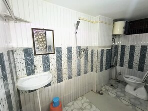 Family Suite | Bathroom - Smriti Homestay (Varanasi)