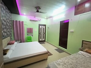 Family Suite | WiFi (free) - Smriti Homestay (Varanasi)