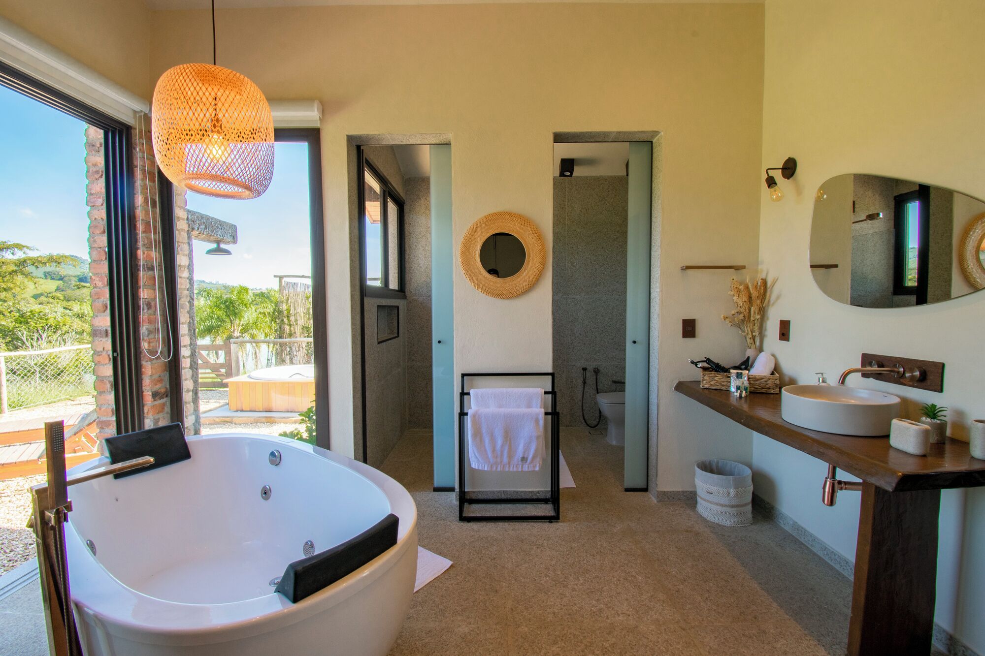 Luxe chalet, uitzicht op meer | Badkamer | Een aparte badkuip en douche, een haardroger, handdoeken, zeep
