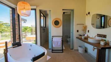 Luxe chalet, uitzicht op meer | Badkamer | Een aparte badkuip en douche, een haardroger, handdoeken, zeep