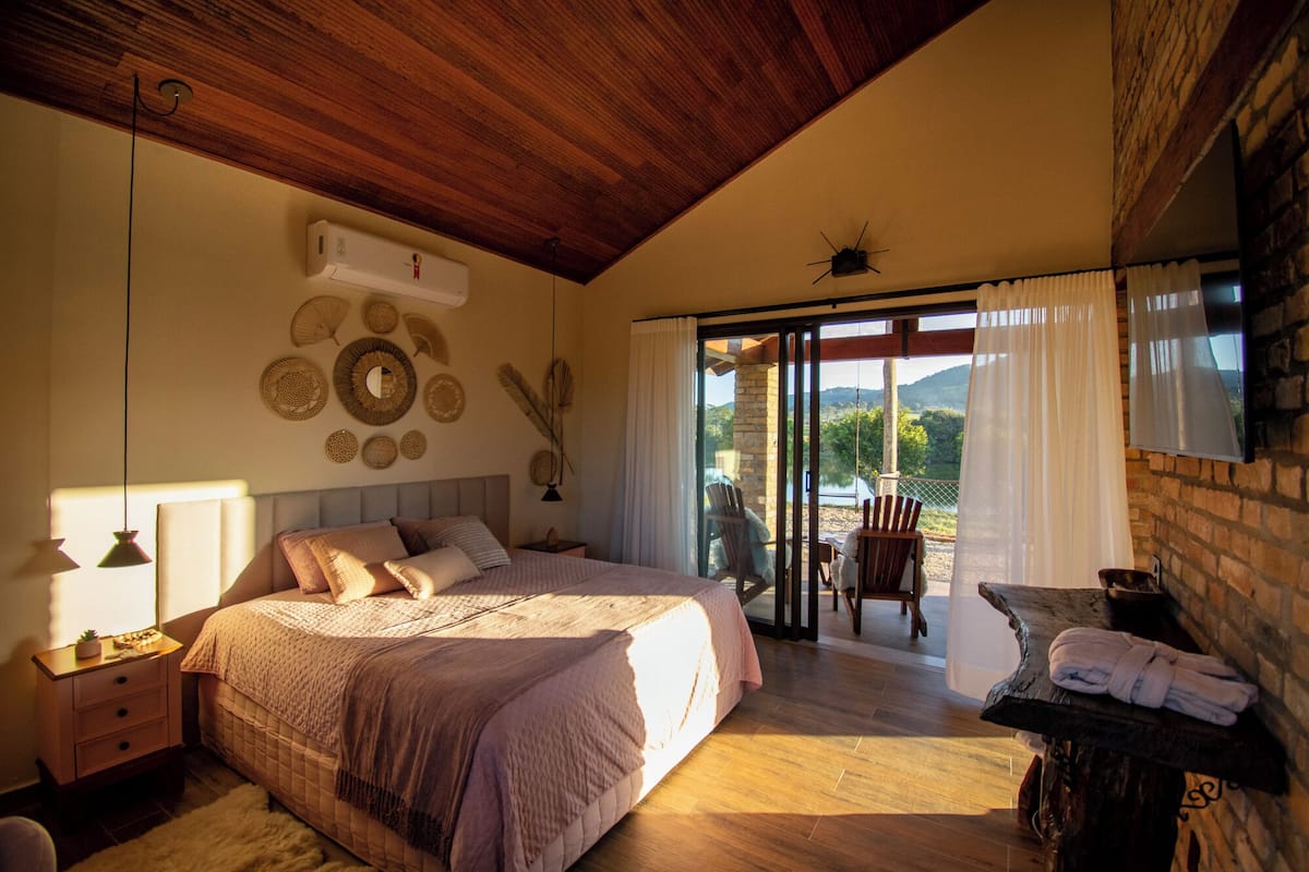Chalet Premier, vistas al lago | Cortinas opacas, tabla de planchar con plancha, wifi gratis