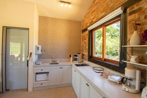 Chalet Premium, vista al lago | Cocina privada | Parrilla de estufa y utensilios de cocina 