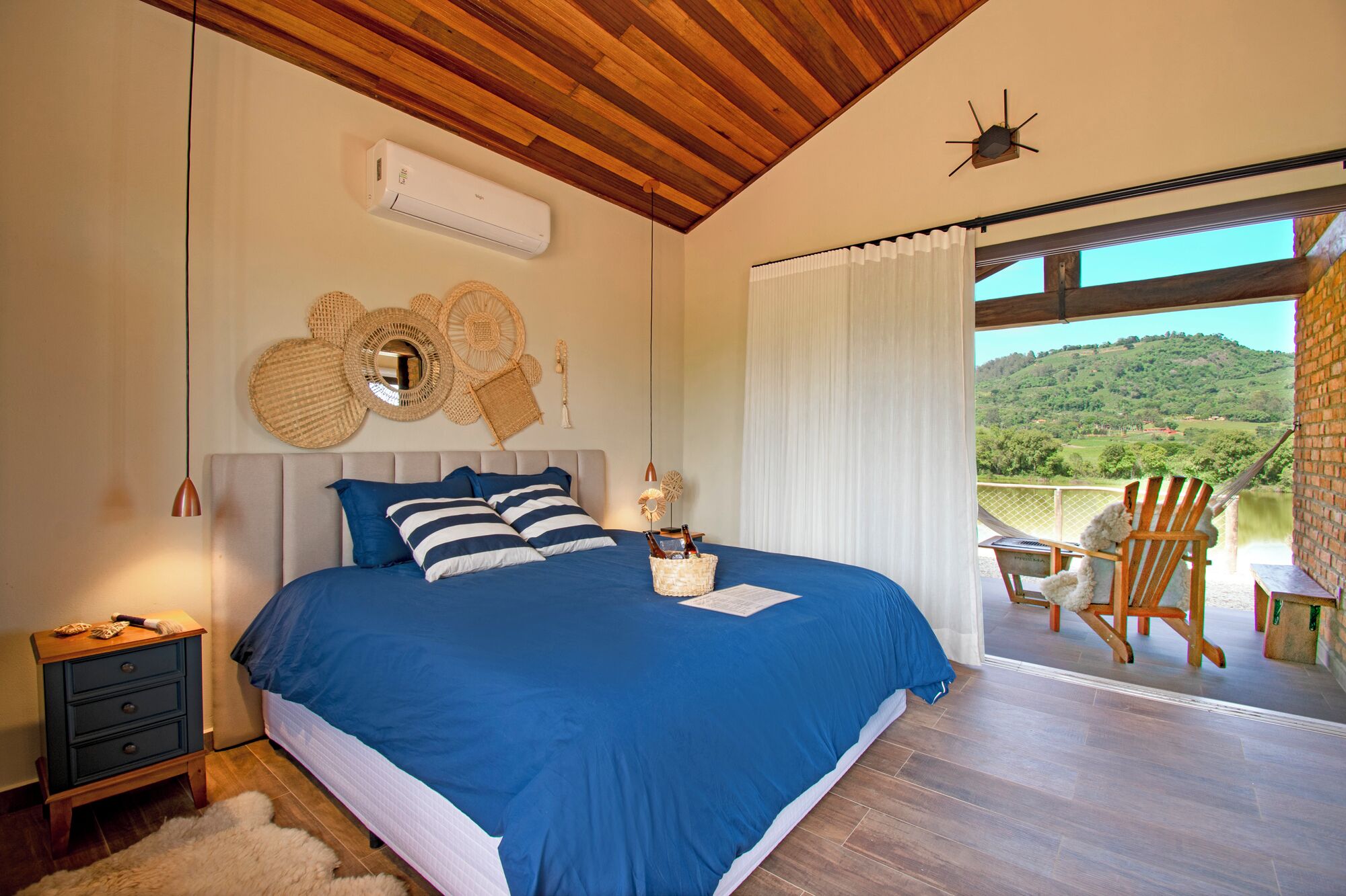 Cortinas blackout, tabla de planchar con plancha y wifi gratis 
