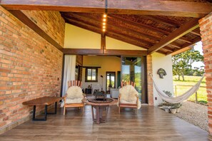 Chalet de lujo, vista al lago | Restaurante al aire libre