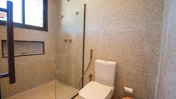 Premium-Chalet, Seeblick | Badezimmer | Badewanne und Dusche (separat), Haartrockner, Handtücher, Seife