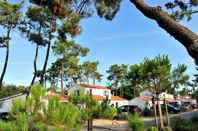 À 700 m de la plage | Dans la pinède | Piscine