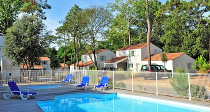 À 700 m de la plage | Dans la pinède | Piscine