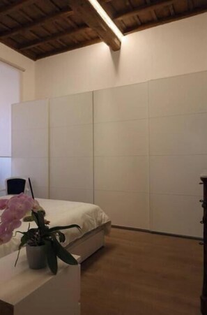 Room - La Tana on the Port of Civitavecchia | In the heart of the historic center (Civitavecchia)