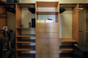 Ein Holzschrank mit Einlegeböden, Schubladen und Kleiderstange.