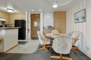 Apartment, 1 Queen-Bett und Schlafsofa (C204 Sunset View Hideaway ) | Speisen