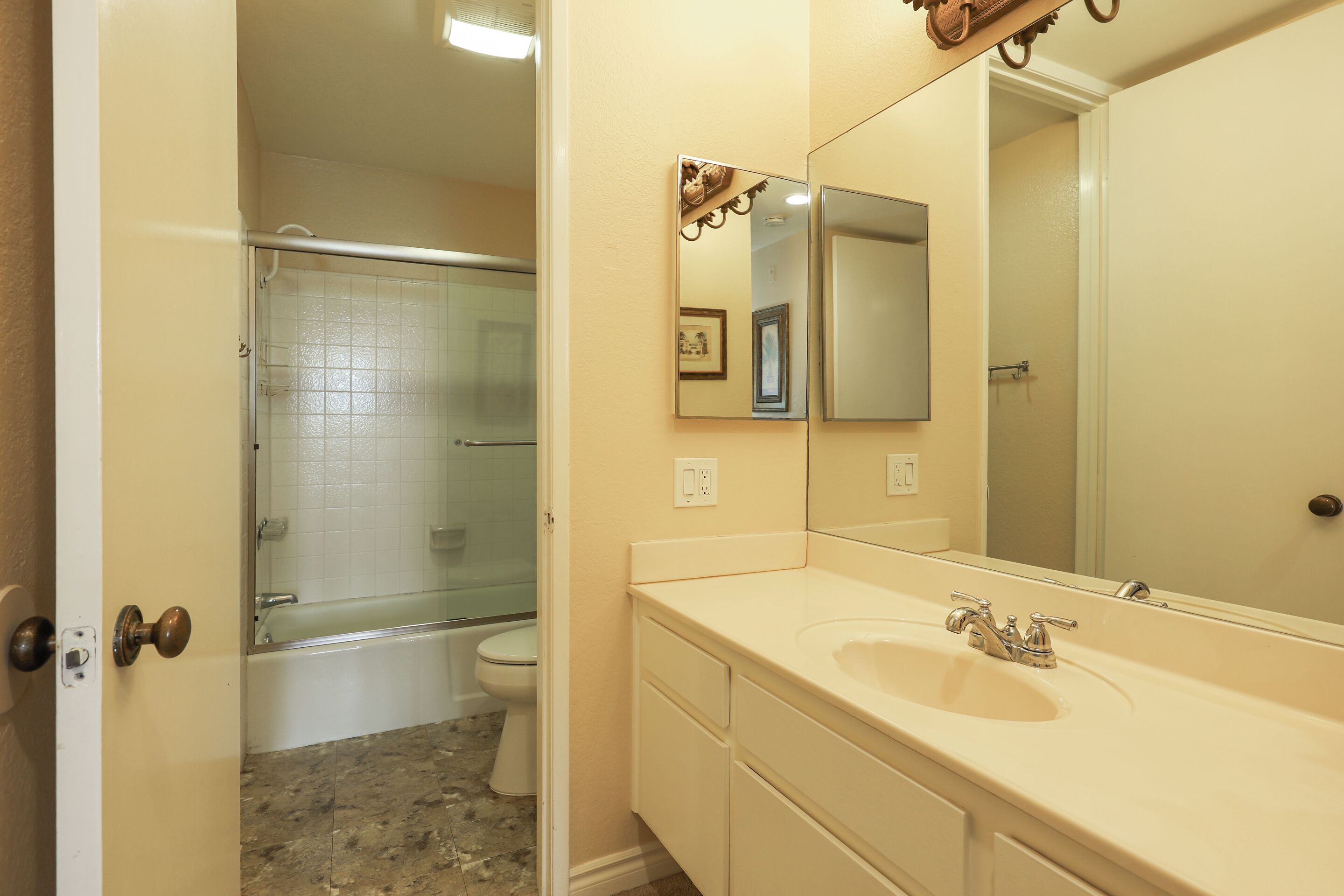 Un baño con bañera, inodoro y lavamanos.