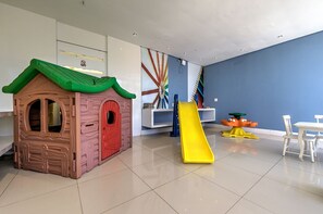A play area with a playhouse, a slide, and a toy tree. - Beach Village #1205 - Sea View by Carpediem (Fortaleza)