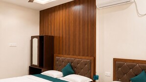 Luxury Triple Room, Balcony | Desk, laptop workspace, WiFi (free) - HillCouch Resort (Jakholi)