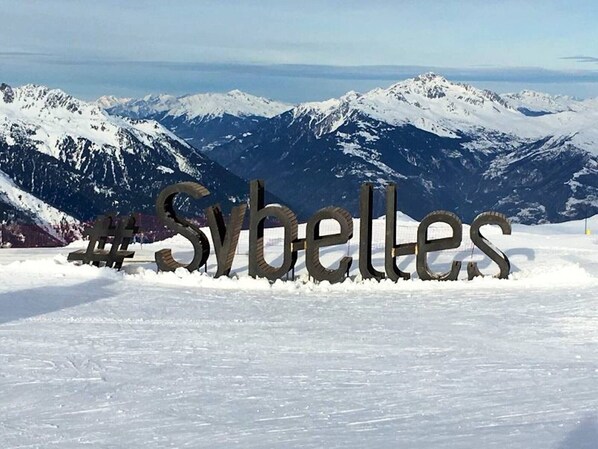 A metal sign with the text '#Sybbelles' in a mountainous landscape. - Les Balcons de St So – Apartment 2 with Balcony, Mountain View, and Private Parking (Saint-Sorlin-d'Arves)